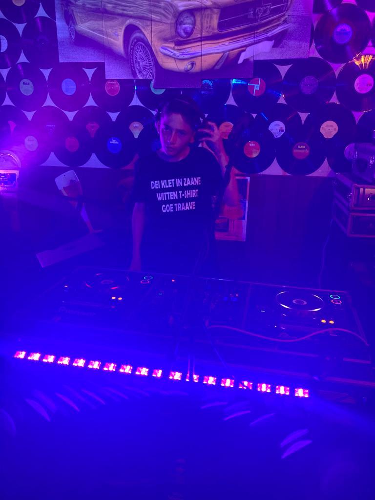 Xeno zet koptelefoon goed op zijn hoofd