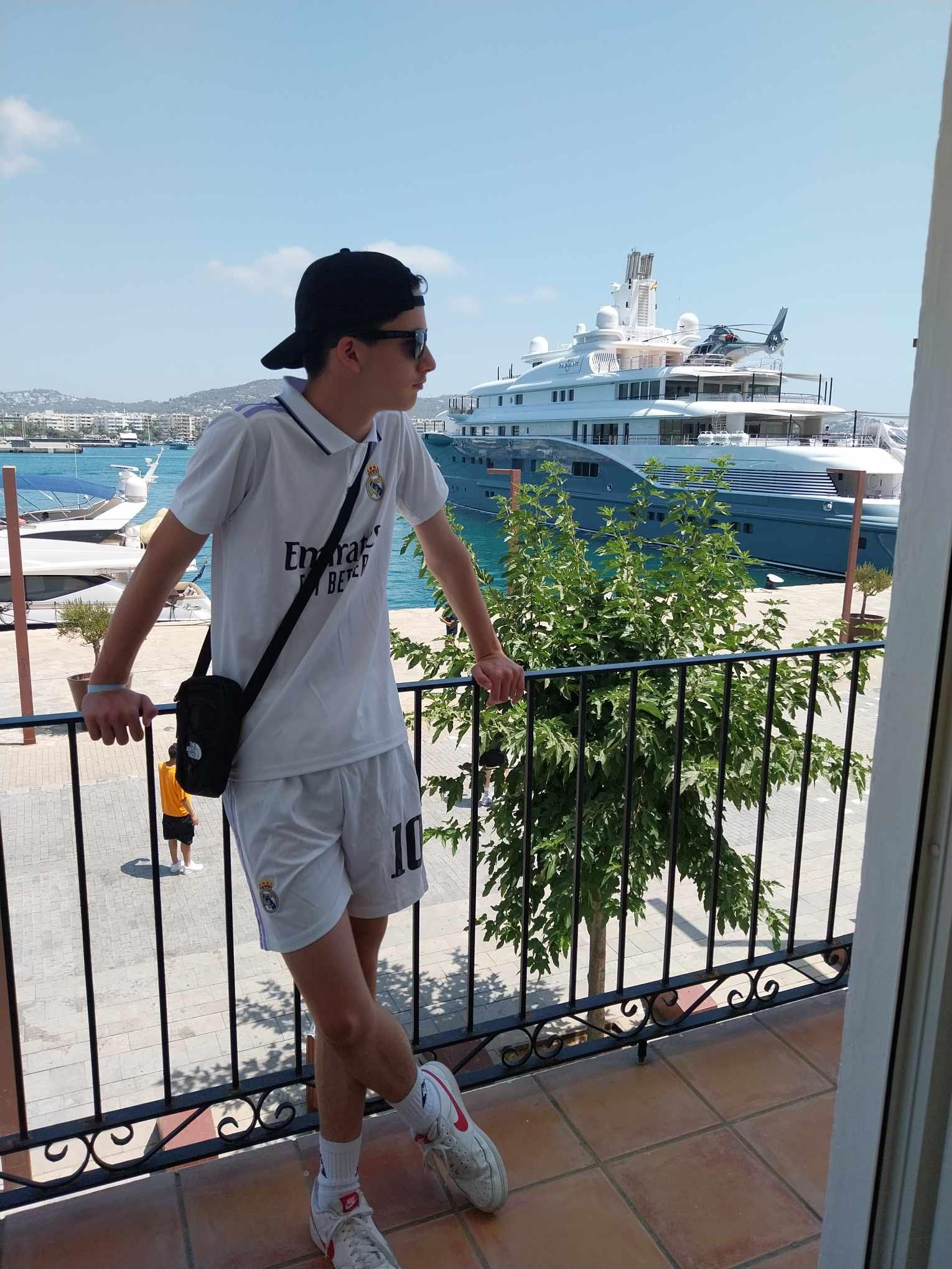 Foto van Xeno op een balkon in Ibiza