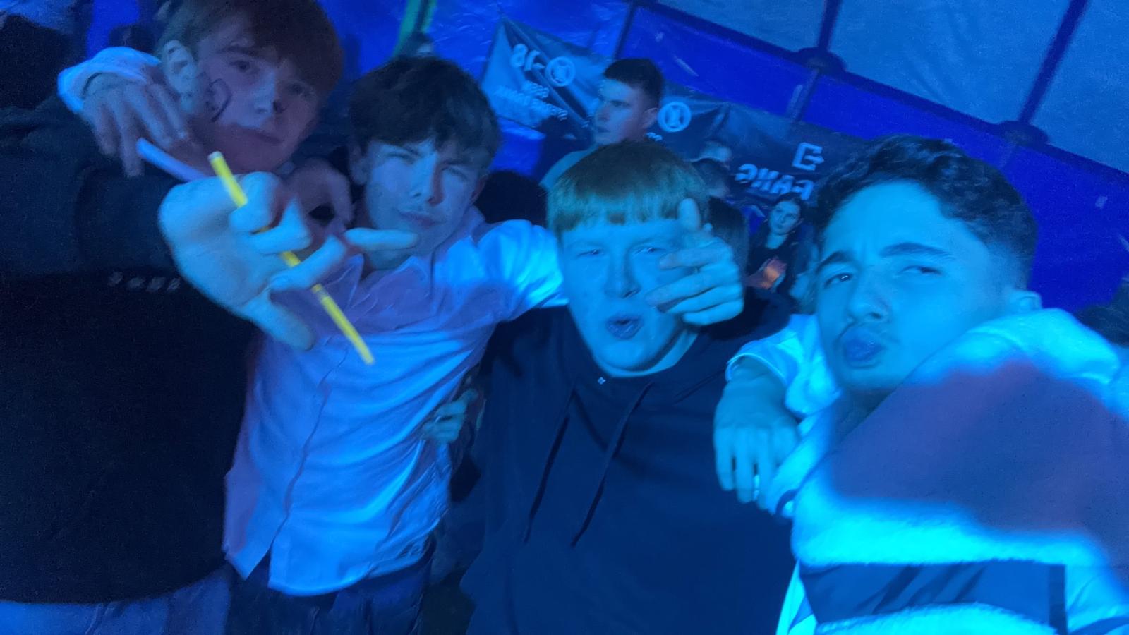 Xeno met de vriendengroep